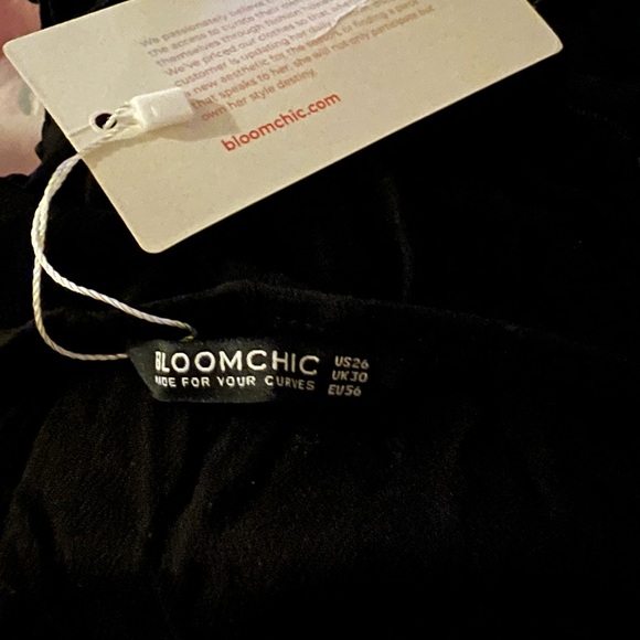 🛑SOLD🛑 SolidContrast Lace Ruffle Round Neck - Picture 3 of 3